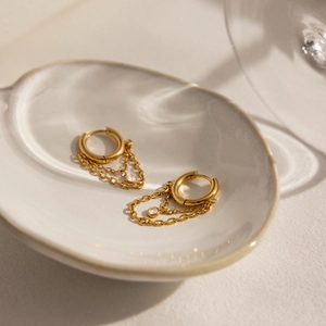 Orecchini a cerchio placcati oro 18K con eleganti nappe a catena e zirconi scintillanti