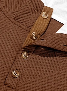 Dettaglio della maglia a nido d'ape marrone scuro e bottoni vintage sul maglione Henley da uomo