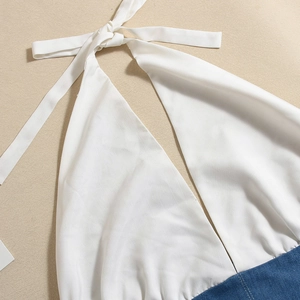 Détail des bretelles licou et patchwork contrasté en tissu blanc et denim bleu