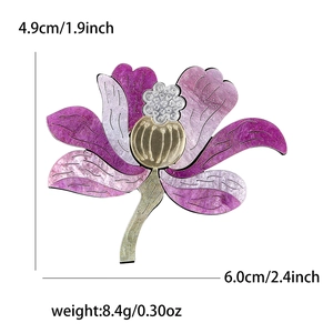 Elegante paarse acryl lotusbloem broche met gouden details voor dames jassen en truien