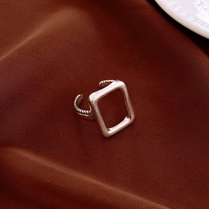 Detailed view of silver镂空几何方形戒指 featuring a unique twist textured adjustable band