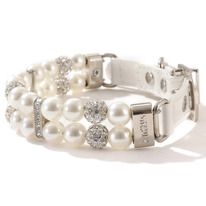 Detail of a double-row pearl pet collar with crystal beads and white leather strap