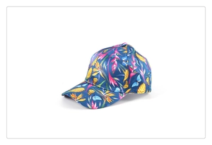 Dettaglio del berretto blu scuro con stampe tropicali di fiori e farfalle dai colori vivaci