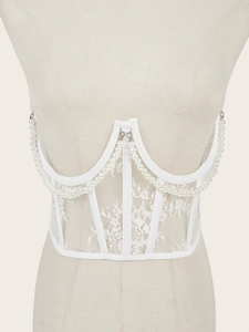 Weißes Spitzen-Korsett mit Perlenkette auf einer Schaufensterpuppe für Damen Mode