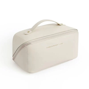 Trousse à maquillage minimaliste en similicuir beige avec poignée sur fond blanc