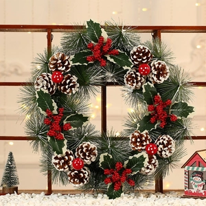 Weihnachtskranz aus Tannennadeln mit roten Beeren, Zapfen und weißer Beflockung