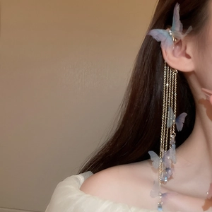 Élégant contour d'oreille papillon doré avec de longues chaînes et des cristaux