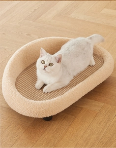 Dettaglio della cuccia in sisal con bordo in velluto teddy e gatto sul tappeto intrecciato