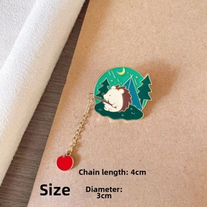 Broche hérisson en émail motif camping avec chaîne dorée de 4 cm de longueur