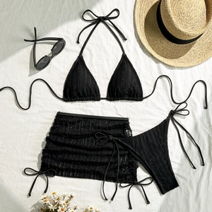 Flachbild von schwarzem dreiteiligem Bikini-Set mit strukturierter Oberfläche und Minirock