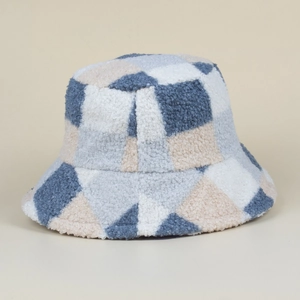 Détail de la texture en laine d'agneau épaisse sur le chapeau bob à carreaux color-block