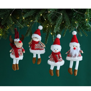 Dettaglio di renne, pupazzi di neve e babbo natale in peluche su un albero di Natale illuminato