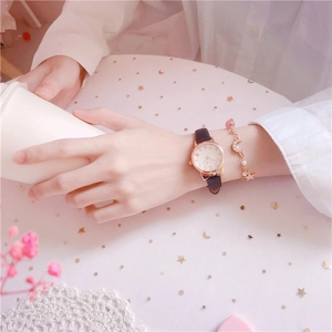 Reloj de orejas de gato en oro rosa con correa de cuero negro y pulsera rosa