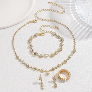 Dettaglio del set di gioielli dorati con collana, bracciale e orecchini di cristallo