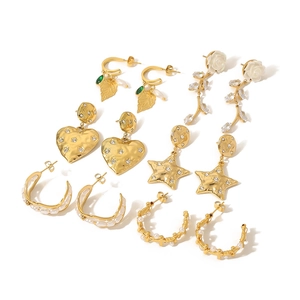 Set de boucles d'oreilles en acier doré avec breloques cœur, étoile, feuille et perle