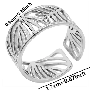 Détail d'une bague ajustable en acier argenté avec motif feuille et mesure de 0,9 cm