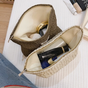 Trousse à maquillage rétro à texture bulles marron et blanc cassé avec zip métallique