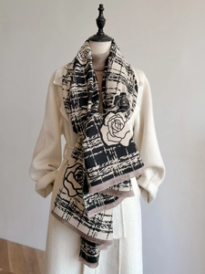 Dual-sided cashmere-like scarf with large rose patterns and elegant fringe trim