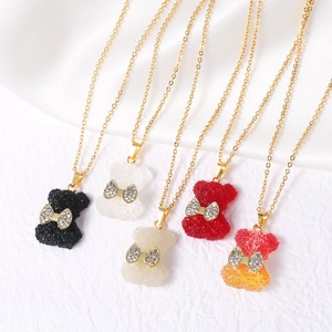 Set di cinque collane con ciondolo orso colorato con trama zucchero e catene d'oro