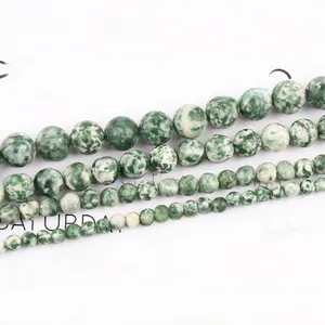 Détail macro de perles naturelles en jaspe vert de différentes tailles pour bijoux DIY
