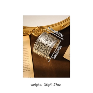 Detailansicht der Retro-Prägung und der Breite von 4,5 cm des böhmischen Manschettenarmbands