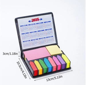 Dettaglio set post-it 2025 in pelle PU con calendario e dimensioni di 13x10,5x3cm