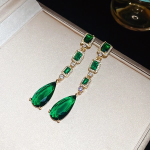 Détails des boucles d'oreilles pendantes vintage de style français aux gemmes vertes