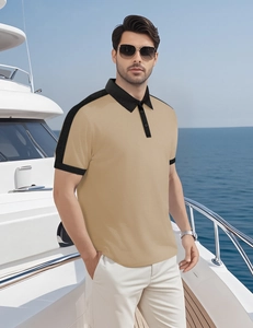 Détail du polo kaki avec manches contrastées noires et poignets côtelés sur yacht