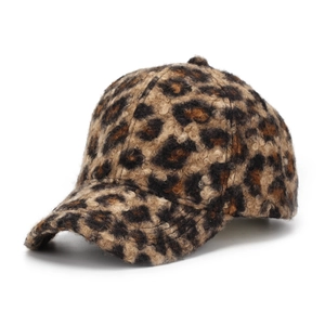 Nahaufnahme der Leoparden-Baseballkappe mit strukturiertem Webpelz und gebogenem Schirm