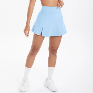 Dettaglio gonna-pantalone da tennis azzurra a vita alta con spacco laterale sportivo
