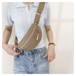 Sac banane en cuir kaki avec large bandoulière réglable porté par un mannequin