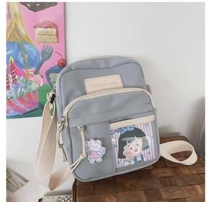 Gros plan du sac à bandoulière bleu clair avec fenêtre transparente sur un coffre