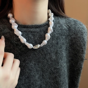 Collier de perles baroques de style français avec boucle en argent porté au cou