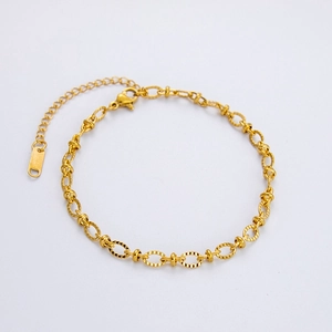 Close-up of 18K gold plated Cuban chain link bracelet with lobster clasp and extender