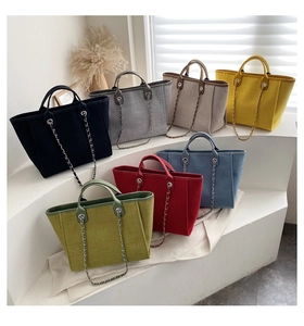 Variedad de bolsos tote de lona coloridos con asas de cuero y decoración de cadena metal