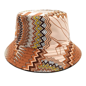 Détail du motif géométrique tribal sur chapeau bob réversible en toile avec bord surpiqué