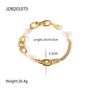 Detail of vintage gold chain bracelet with freshwater pearls and oval links 19+5cm