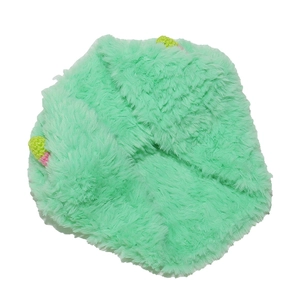 Détail d'un chapeau cloche en peluche vert menthe avec fausse fourrure et charms tricotés