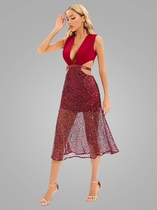 Gros plan du décolleté en V plongeant avec paillettes bordeaux et détails en tulle
