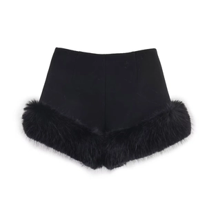 Pantaloncini neri a vita alta alla moda con elegante bordo in ecopelliccia sulle gambe