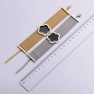Detailansicht des Blumen-Mesh-Armbands mit Zentimetermaß zur Größenbestimmung
