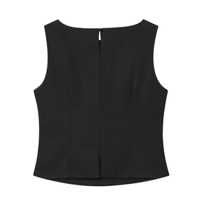 Dettaglio di un elegante top nero smanicato in lino con zip posteriore e cuciture sagomate