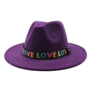 Chapeau fedora violet en laine avec ruban brodé LOVE et calotte en goutte
