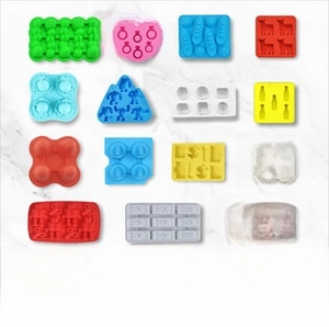 Griglia dettagliata di stampi in silicone colorati per gelati in varie forme creative