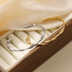 Minimalistische 18K vergulde en verzilverde roestvrijstalen golvende open armbanden