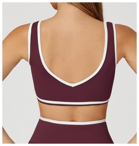 Détail du dos d'une brassière de sport bordeaux avec bordures blanches et décolleté en U profond