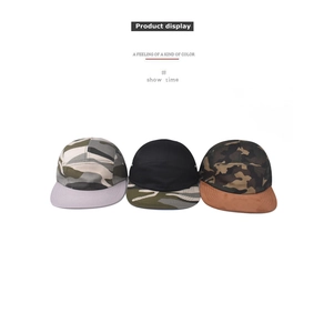 Vue détaillée de trois casquettes de baseball camouflage à bord plat aux motifs variés.