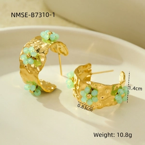Detailed size specifications for textured gold C-shape earrings with green bead flowers