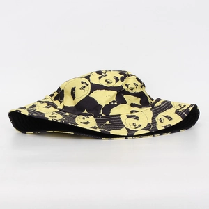 Primer plano detallado de sombrero de pescador amarillo con estampado de pandas