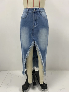 Détail d'une jupe en jean taille haute avec fente irrégulière et bordure à franges